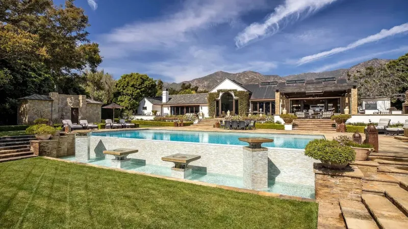 قصر كاليفورنيا يضع كاتي بيري وكريس برات تحت الأضواء