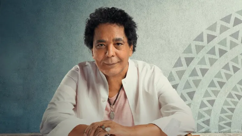 أول ظهور لمحمد منير بعد الوعكة الصحية مع بسمة وهبة