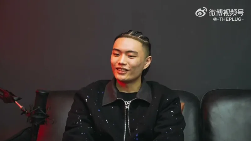 مغني راب صيني يوقف حفله لملاحقة متحرش (فيديو)