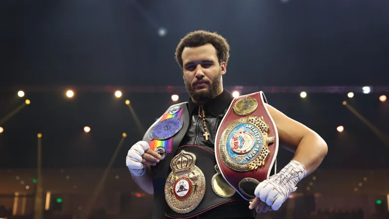 موسيس إيتاوما يهزم ديليان وايت ويقترب من لقب عالمي في الوزن الثقيل