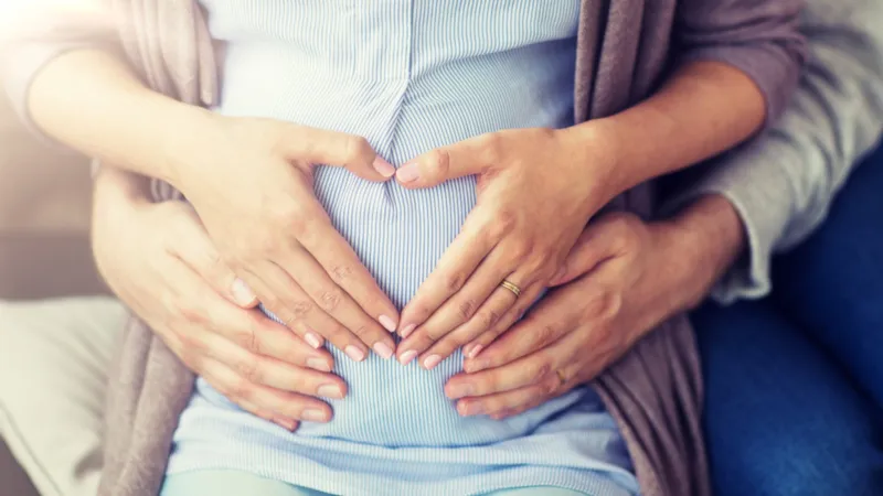 دراسة تكشف العلاقة بين تقلبات دخل الأسرة أثناء الحمل ودماغ الجنين؟