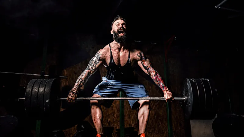 بين التضخيم وبناء القوة.. أيهما تختار الرفعة الرومانية أم الرفعة الميتة؟