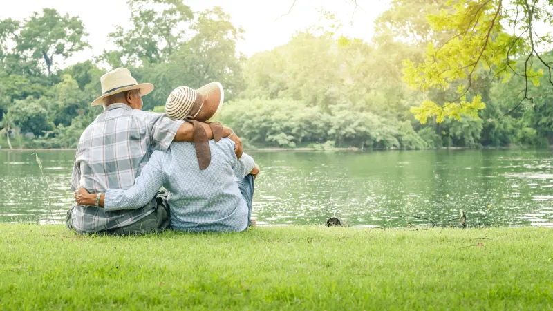 لماذا يحدث الانفصال بعد الخمسين؟ كيف تتجنب "الطلاق الرمادي" وتحافظ على دفء العلاقة؟