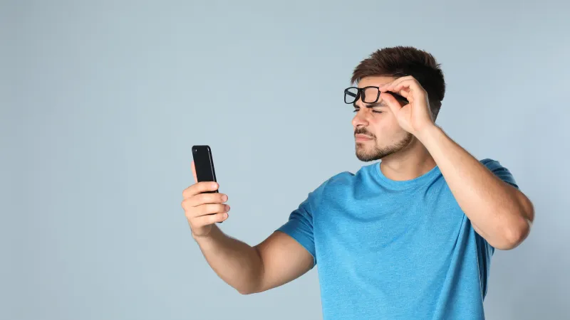 هل استخدام الهاتف الذكي لمدة ساعة يوميًا يضر بصرك؟ دراسة جديدة تكشف الحقيقة