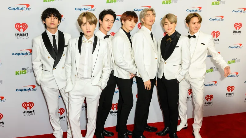 BTS تجتمع من جديد: لقاء الشاطئ يمهد لانطلاقة عالمية في 2026 (فيديو)