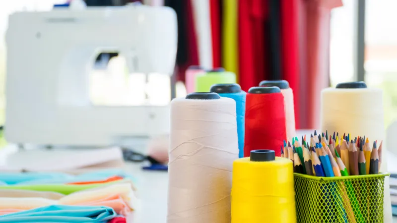 كيف تقاوم وظائف الياقات الزرقاء هيمنة الذكاء الاصطناعي وتجذب الشباب؟