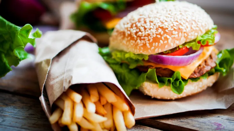 خبراء يوضحون لماذا لا يجب حرمان الأطفال من الوجبات السريعة