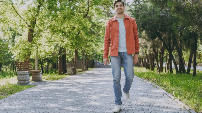 دراسة: تغيير بسيط في زاوية المشي قد يغنيك عن الجراحة سنوات طويلة