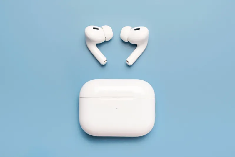 Apple تطور شحن AirPods في تحديث iOS 26