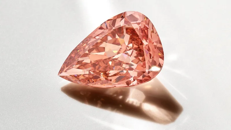 ألماسة "وردة الصحراء" تتألق في مزاد أبوظبي بـ7 ملايين دولار (صور)