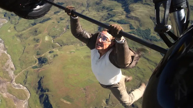 توم كروز يكشف معاناته في مشهد الطائرة بـ Mission Impossible
