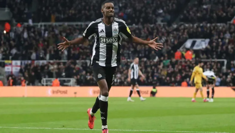 بعد رفضه للهلال.. ليفربول يحسم صفقة ألكسندر إيزاك الضخمة (تفاصيل) 