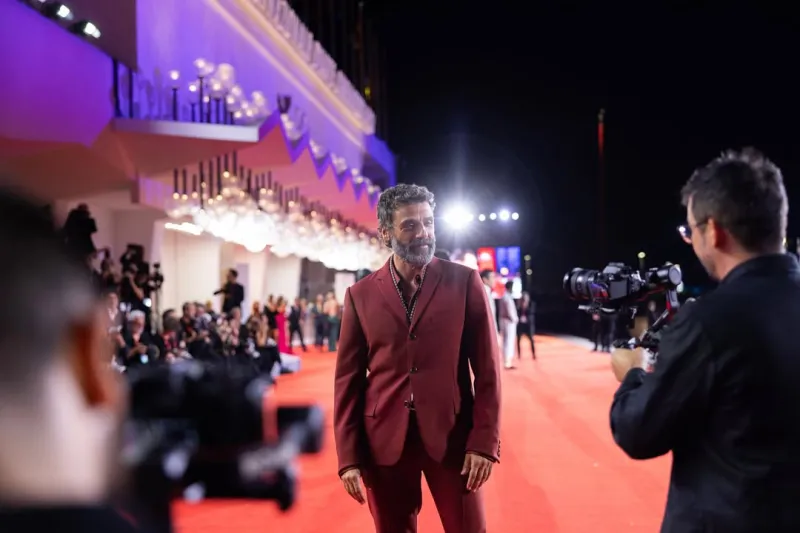 ثماني دقائق من التصفيق لأوسكار إسحاق في مهرجان فينيسيا السينمائي 