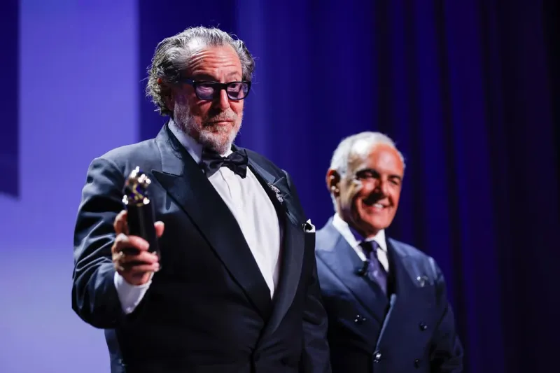 جوليان شنابل يقدّم فيلمه الطموح In the Hand of Dante في فينيسيا