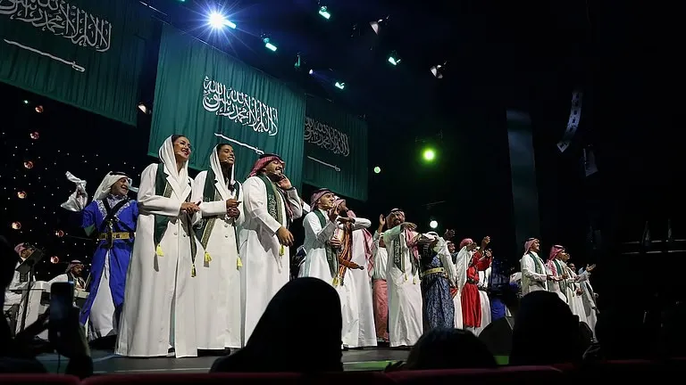 من القهوة إلى الألحان.. فعاليات اليوم الوطني في إثراء تحتفي بالهوية