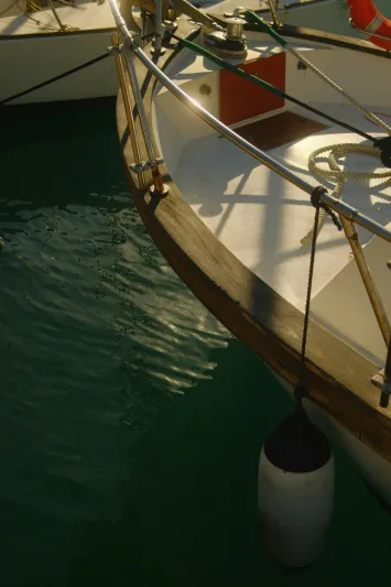 وسيط اليخوت: الخبير الذي يحوّل حلم اليخت إلى واقع سلس 