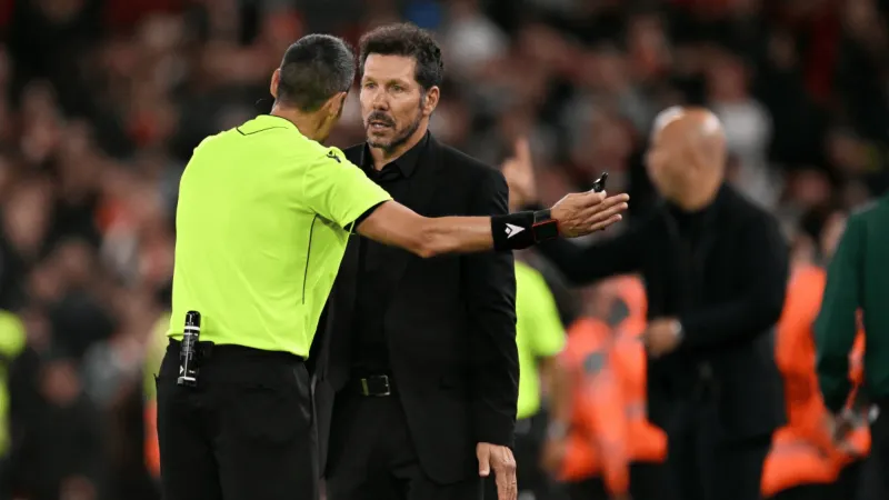 طرد سيميوني أمام ليفربول يشعل الجدل في دوري الأبطال