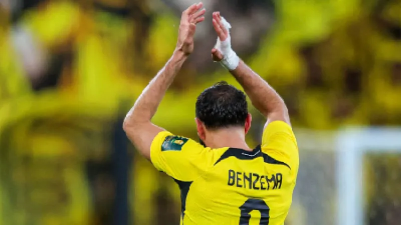 إدارة الاتحاد تحسم موقف بنزيما من اختيار المدرب الجديد