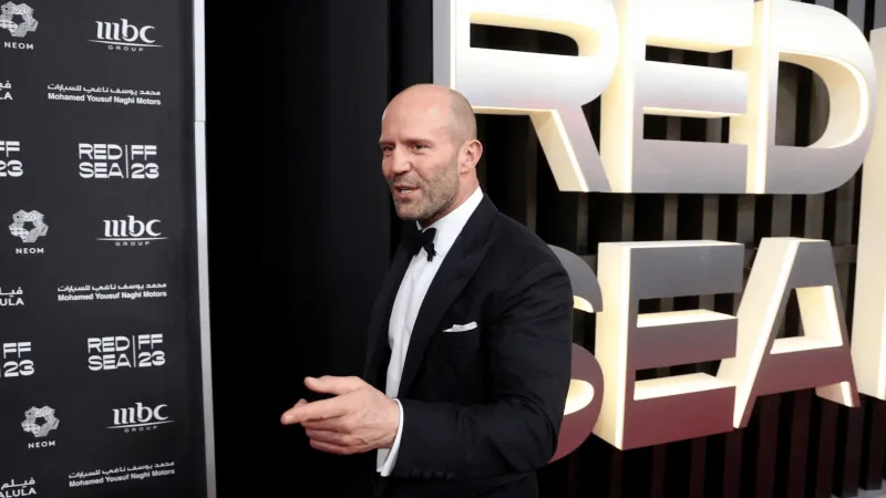 في أسبوع الموضة بلندن: ساعة فاخرة تكشف بصمة جيسون ستاثام الخاصة 