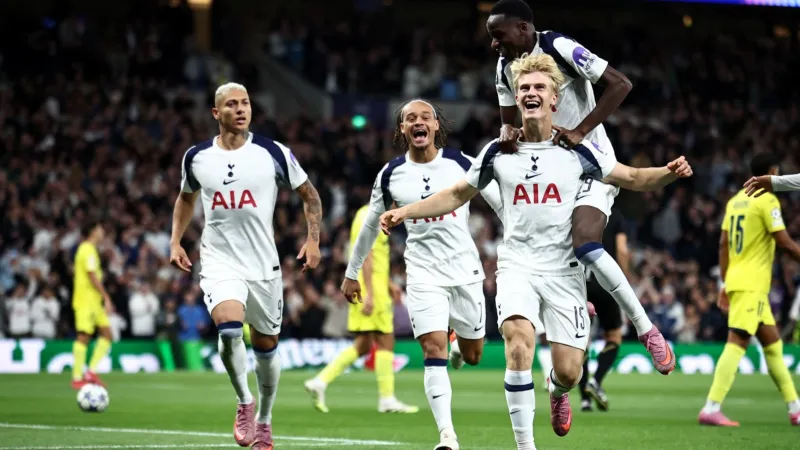 لماذا يرتدي نجوم توتنهام أرقامًا ثلاثية على قمصانهم؟