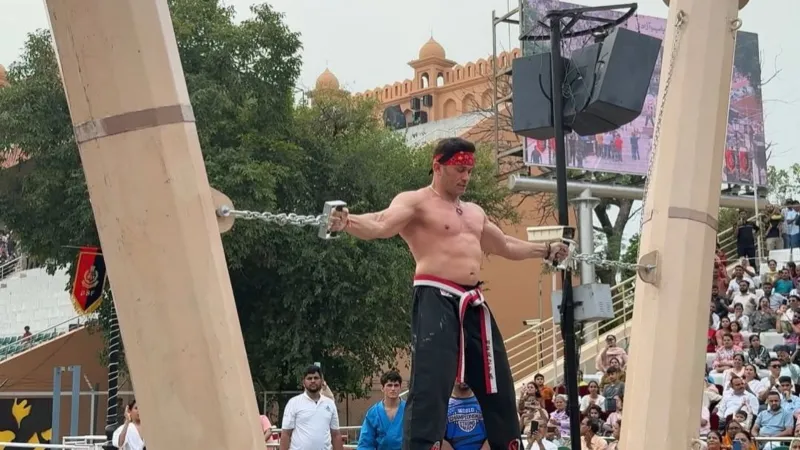 رجل الحديد في الهند يدهش العالم برفع أعمدة هرقل الأسطورية أمام الجماهير