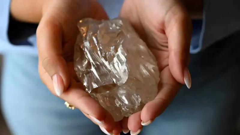 منجم كاروي يهدي العالم ألماسة استثنائية بوزن 2488 قيراطًا (فيديو)