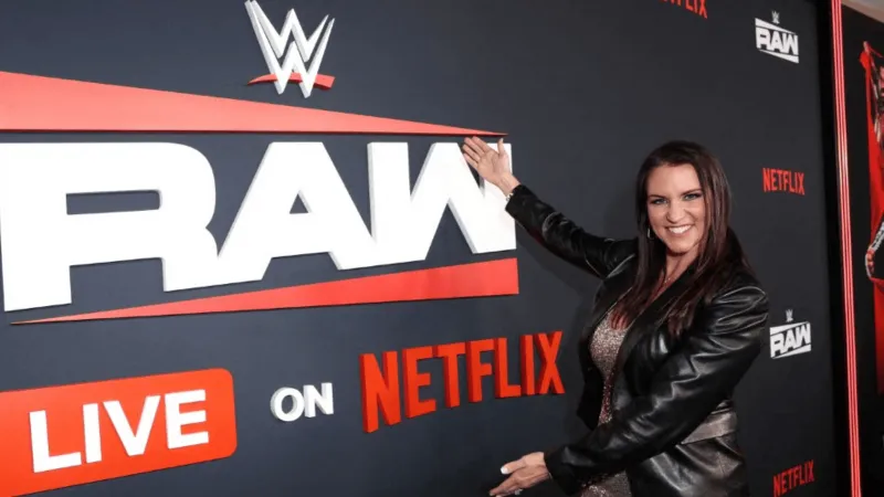 أندرتيكر يفاجئ الجمهور: ستيفاني مكماهون ستنضم إلى قاعة مشاهير WWE 2026 (فيديو)