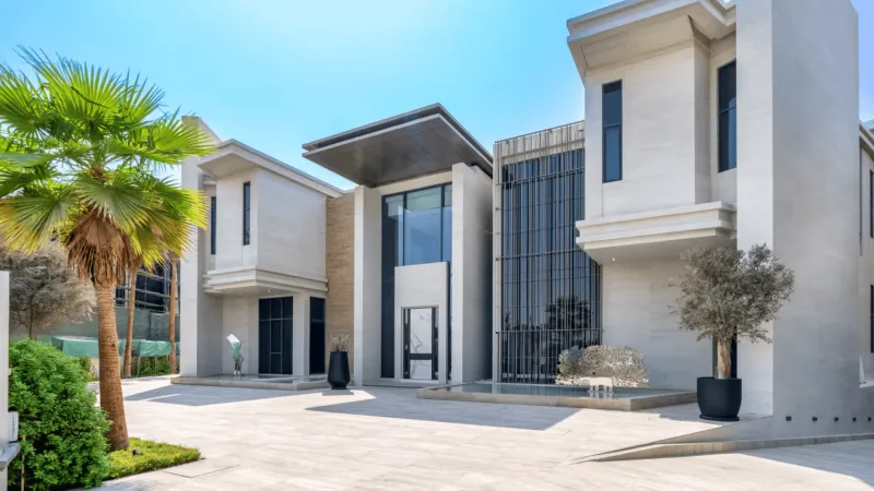 فيلا فاخرة في دبي تُطرح للبيع بقيمة 72 مليون دولار وإطلالات جولف مذهلة