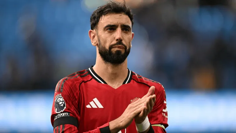 شاهد.. مانشستر يونايتد يكرّم برونو فرنانديز بلوحة تذكارية بعد هدفه الـ100