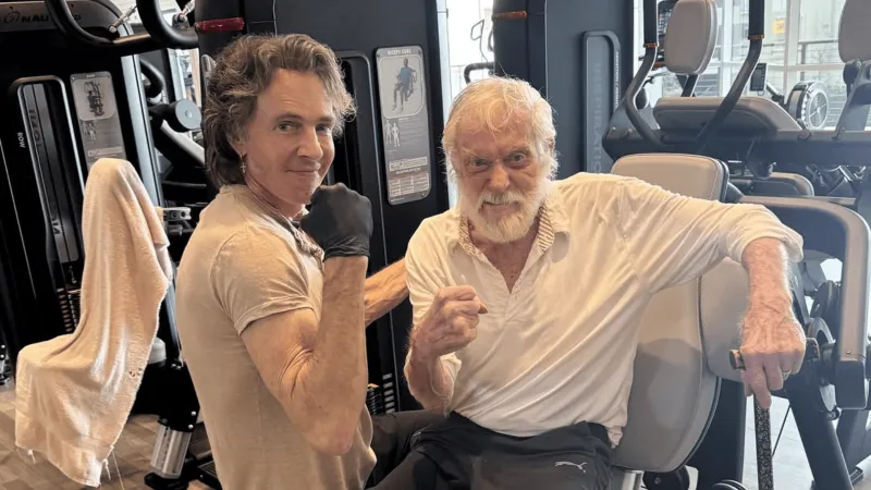 ديك فان دايك يستعرض عضلاته في عمر 99 داخل صالة جيم