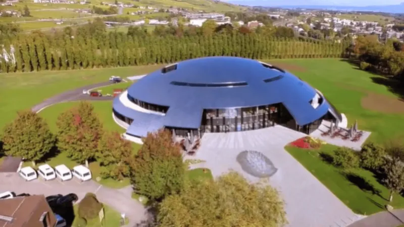 معهد لو روزي.. وثائقي يكشف تفاصيل الحياة داخل أغلى مدرسة في العالم (فيديو)