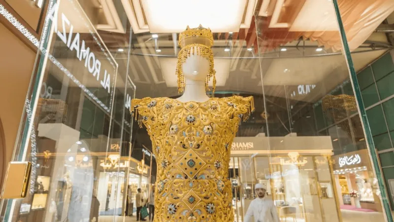 الشارقة تدخل موسوعة غينيس بأثقل فستان ذهبي في العالم (تفاصيل)