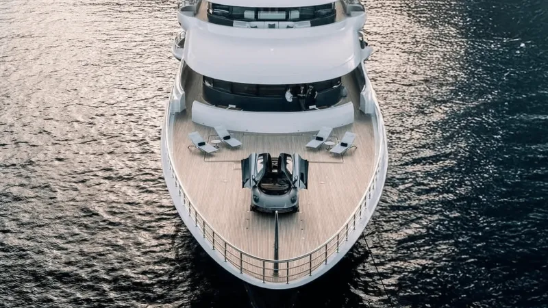 فالهالا من أستون مارتن تُعرض على يخت قيمته 200 مليون دولار