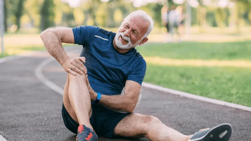 تقارير طبية تكشف 6 خطوات بفعالية لتخفيف آلام الركبة (تعرف عليها)