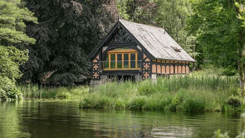 منزل عائم نادر للبيع بإطلالة بانورامية على بحيرة ويندرمير.. تعرف على المميزات والسعر