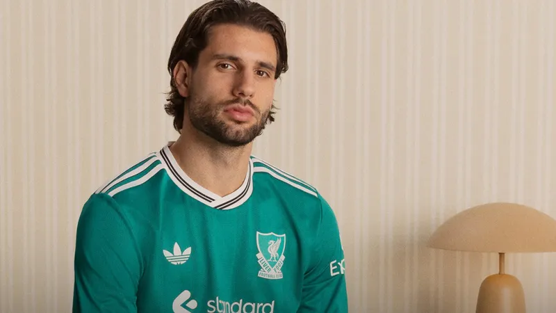  ليفربول يكشف عن الطقم الثالث الجديد من أديداس لموسم 2025 /2026