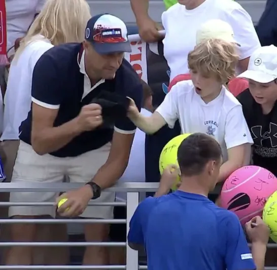 اعتذار مثير بعد واقعة سرقة قبعة طفل في أمريكا المفتوحة (فيديو) 