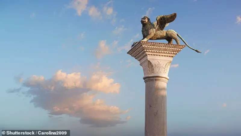 دراسة تكشف أصول صينية لتمثال أسد البندقية