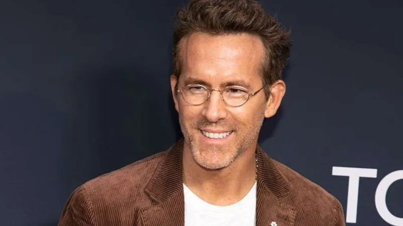 ريان رينولدز يتعرض لانتقادات بسبب تصرفه "الوقح" مع طفل على السجادة الحمراء (فيديو)