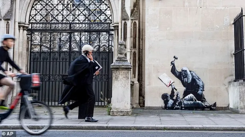 "بانكسي" يعود للواجهة: جدارية تثير جدل الحريات في مهد العدالة البريطانية