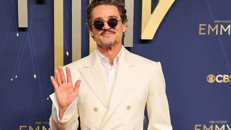 منافسة Emmy تكشف لحظة توتر بين بيدرو باسكال وآدم سكوت (فيديو)