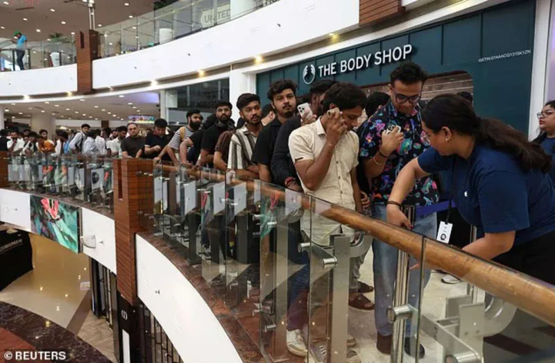 iPhone 17 يصل إلى الأسواق.. حشود جماهيرية في أول يوم إطلاق