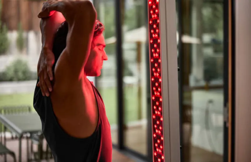 من تحسين البشرة إلى تسريع الشفاء: هل يدعم العلم العلاج بالضوء الأحمر؟ 