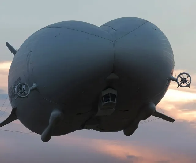 بطول ملعب كرة قدم.. تعرف على طائرة إيرلاندر 10 الأعجوبة الجوية الأكبر في العالم!