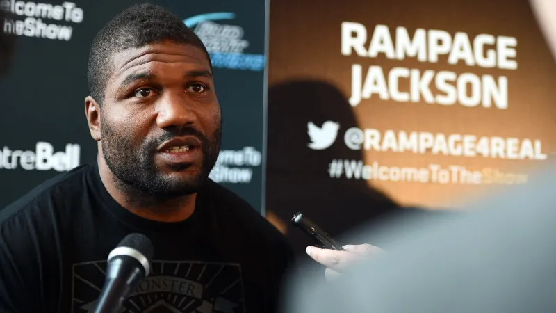 عرض مصارعة يتحول إلى مأساة: هجوم على مصارع ينتهي بالمستشفى (فيديو)