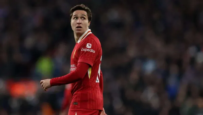 سلوت يصدم كييزا ويستبعده من قائمة دوري الأبطال.. ماذا يحدث؟ 