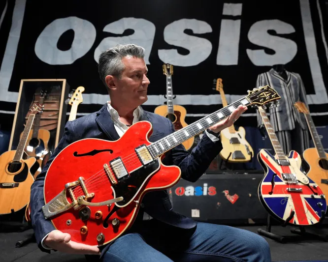 من غيتار أواسيز المحطم إلى نظارات لينون: مزاد استثنائي لأساطير الموسيقى