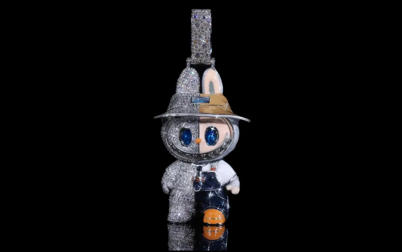 صائغ صيني يثير الجدل بقطعة "Labubu" مرصعة بالألماس (صور)