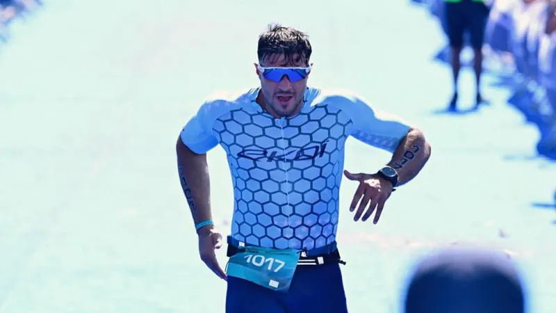 تومي فيوري والاحتفال الغريب: هل أكمل الترايثلون أم لا؟