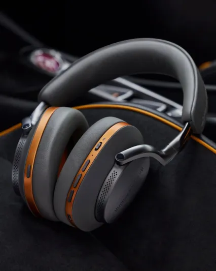 Bowers & Wilkins تكشف عن سماعات Px8 الجديدة.. فخامة صوتية بتقنية متقدمة (فيديو)